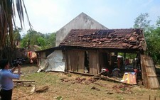Lốc xoáy kèm mưa đá, hàng trăm nhà dân tốc mái