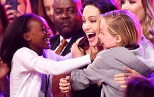 “Tiên hắc ám” Angelina Jolie rạng ngời tại Kids' Choice Awards 2015