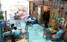 Người Sài Gòn uống cafe trong container, Hà Nội trong bus