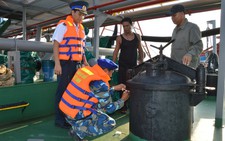 Tạm giữ tàu nước ngoài mua bán trái phép 611.000 lít dầu