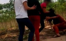 Buộc thôi học một tuần nữ sinh đánh “ghen” giùm...bạn