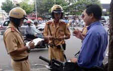 Có nên gắn camera trên mũ cảnh sát giao thông?