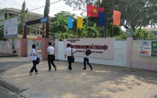 Học sinh lớp 8 nhờ người 