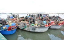 Nổ súng bắt hàng loạt ghe bầu, sà lan hút cát lậu