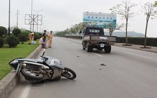 Xe máy chạy lấn đường tông xe CSGT, một người chết
