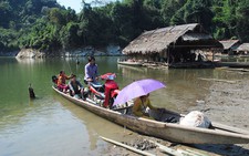Nhịp đời qua ống kính: Cách trở