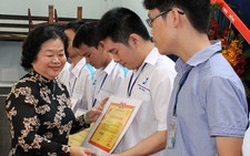​Trao học bổng cho học sinh, sinh viên dân tộc thiểu số