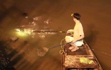 Chích điện, bủa lưới trên kênh Nhiêu Lộc lúc nửa đêm