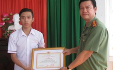 Công an TP Cần Thơ thưởng nóng nam sinh lớp 12 bắt cướp