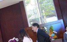 Khối ngoại đang 