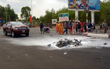 Ôtô xe máy tông nhau, một người chết, xe máy cháy rụi
