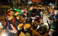 Sài Gòn kẹt cứng, người dân vất vả tìm đường về nhà