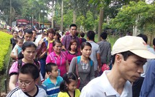 Bãi xe tự phát gần công viên Thủ Lệ 