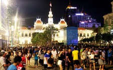 Hàng ngàn người đổ về đường Nguyễn Huệ xem pháo hoa