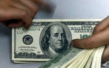 Giá USD tự do “đua” theo giá USD ngân hàng