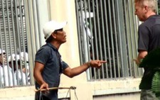 Ép du khách mua dừa với giá “chặt chém”