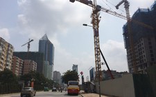 Nguy hiểm với cần cẩu lơ lửng trên đầu