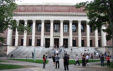 Người Mỹ gốc Á khiếu kiện ĐH Harvard kỳ thị