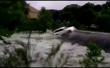 Video lũ cuốn trôi ôtô, tài xế la hét cầu cứu