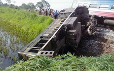 Tông xe tải, đầu máy tàu hỏa văng xuống ruộng