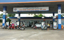 Xe máy cháy rụi khi đang đổ xăng