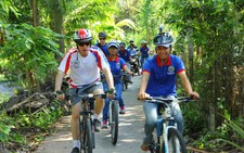 ​Đại sứ Hoa Kỳ đạp xe, trò chuyện cùng nông dân Cần Thơ