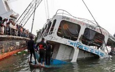 Phà chở 60-70 hành khách lật úp ở Bangladesh