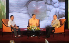 Xoay theo ống kính