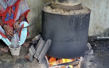 Uống rượu giá rẻ ở Mumbai, 35 người thiệt mạng