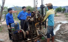 Giúp dân chống hạn