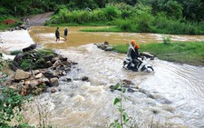 Thợ xây bị nước cuốn mất tích giữa dòng suối