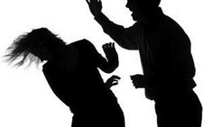 Bị phạt vì vỗ lên má nhân viên hàng không