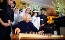 ​Nhạc sư Vĩnh Bảo tấu nhạc bên linh cửu GS Trần Văn Khê