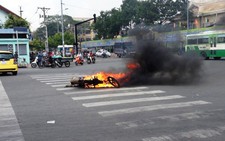 ​Xe máy bốc cháy ngùn ngụt khi đang chạy