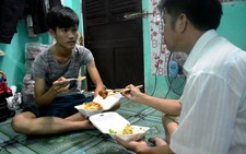 Điểm tin: Xúc động với hình ảnh cha mẹ đi thi cùng con