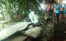 ​Gió kéo sập tường bao, 2 người đi đường bị thương