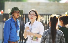 Thí sinh miền Bắc đội nắng gắt đi thi