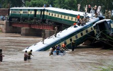 ​Pakistan: sập cầu, tàu hỏa rơi xuống kênh, 19 người chết
