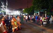 Mưa cuốn trôi người phụ nữ đi xe đạp bán cá khô