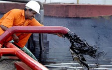 Dầu lao dốc trên 4% vì khủng hoảng Hy Lạp