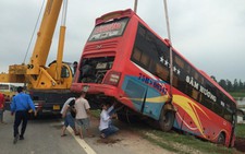 Xe giường nằm lao xuống ruộng, 40 hành khách thoát chết