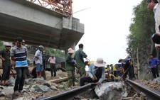 Thi công quốc lộ 1: Nguy hiểm đất đá rơi xuống đường ray