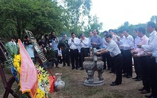 Thủ tướng Lào thắp hương viếng Đại tướng Võ Nguyên Giáp