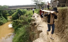 Sạt lở làm khổ dân