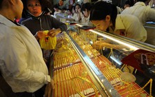 ​Giá vàng lao dốc, có nên mua?