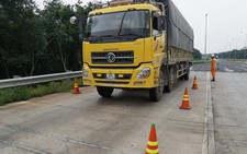 Buộc 5 xe quá tải quay đầu trên đường cao tốc