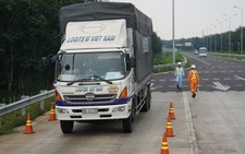 880 xe quá tải, buộc 14 chiếc ra khỏi đường cao tốc