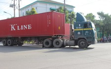 Một phụ nữ đi xe đạp chết thảm dưới bánh xe container