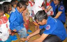 Tặng giày cho trẻ vùng cao