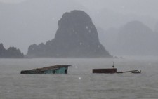 Tàu chở 200 khách lật trên 
